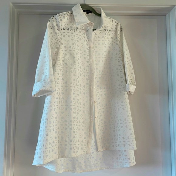 Gracia White Button Down Top with Geometric Design - Size Medium - Picture 2 of 12